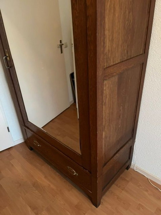 Image 1 of ANTIEKE KLEDINGKAST MET GEBOGEN KAP EN SPIEGELDEUR   