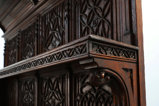 Image 1 of Rare grande armoire néogothique en chêne du début du 19e siècle, sculptée à la main