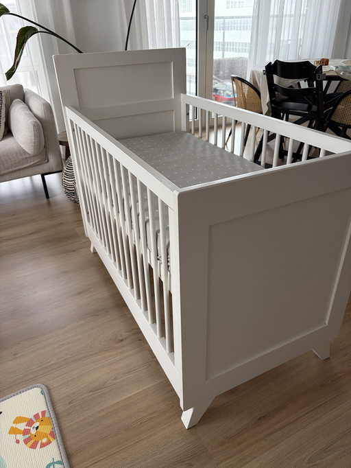 Culla per bambini dipinta a mano, bianca lucida