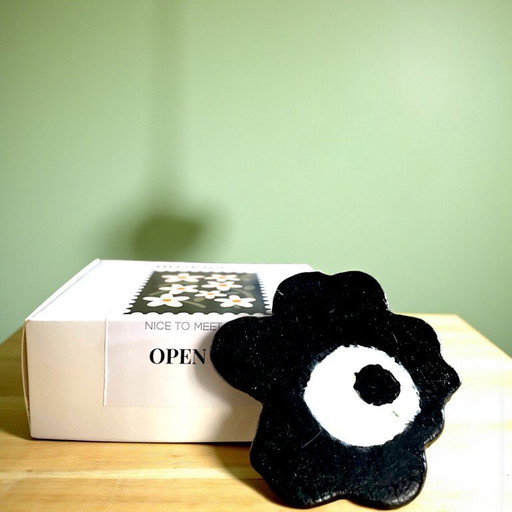 Broche fleur noire en bois faite à la main style Marimekko