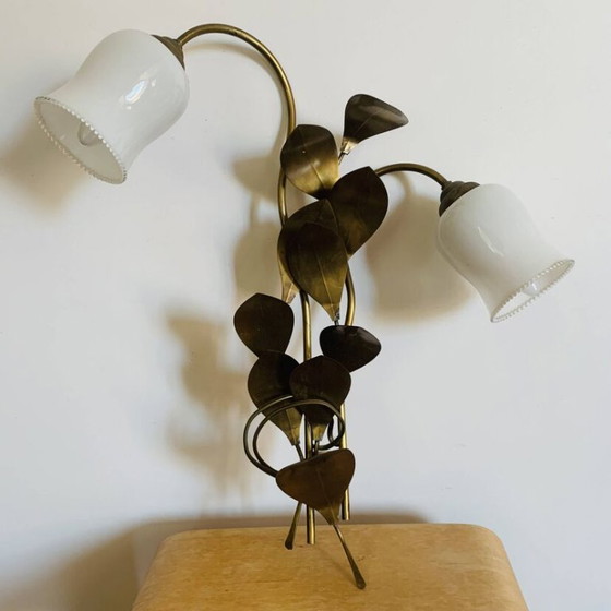 Image 1 of Aplique de pared floral con 2 luces en latón y cristal opalino, – años 50/60