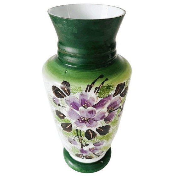 Image 1 of Antico vaso vittoriano in opalina con fiori verdi dipinti a mano, anni 1900