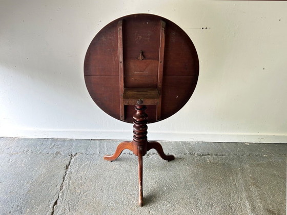 Image 1 of Table ancienne anglaise de style géorgien en chêne à plateau inclinable et piètement tripode
