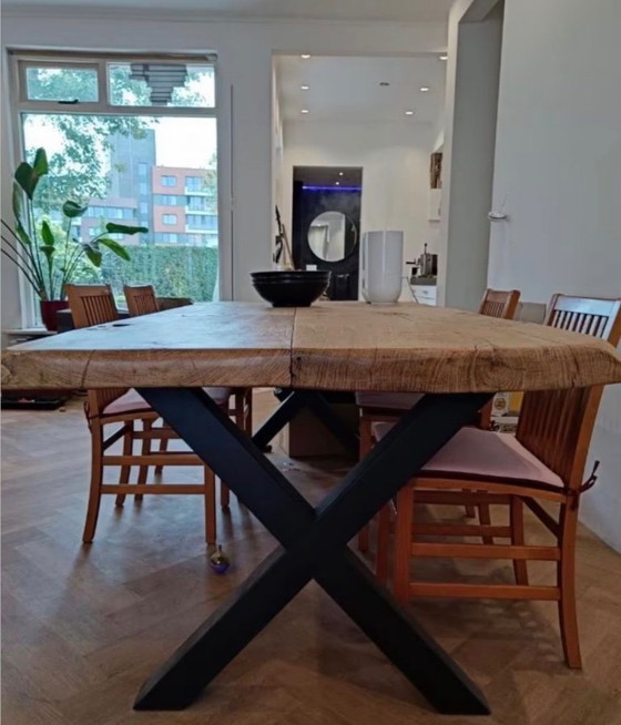 Image 1 of Mesa de roble macizo con base de acero.