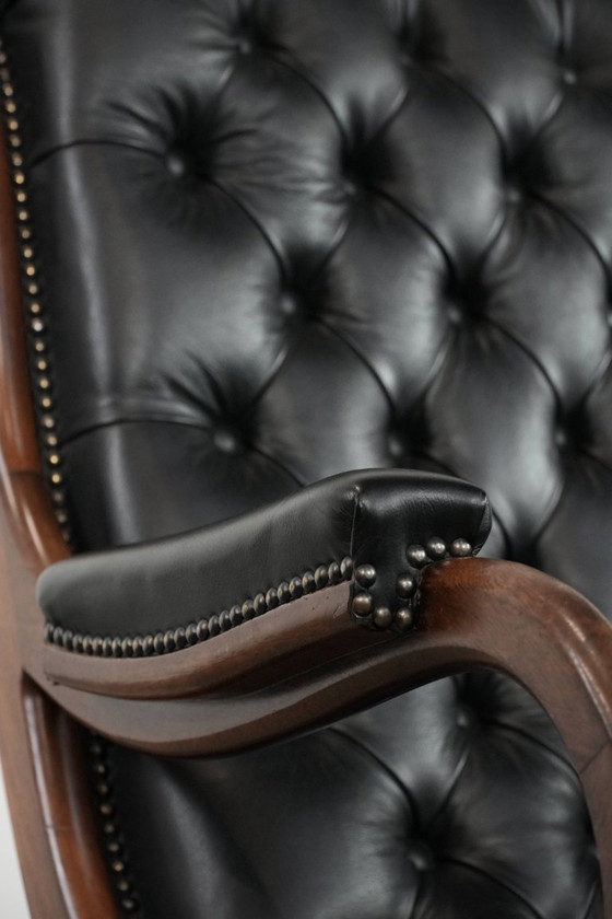 Image 1 of Poltrona Chesterfield in pelle di vacchetta nera, classica e confortevole, in buone condizioni