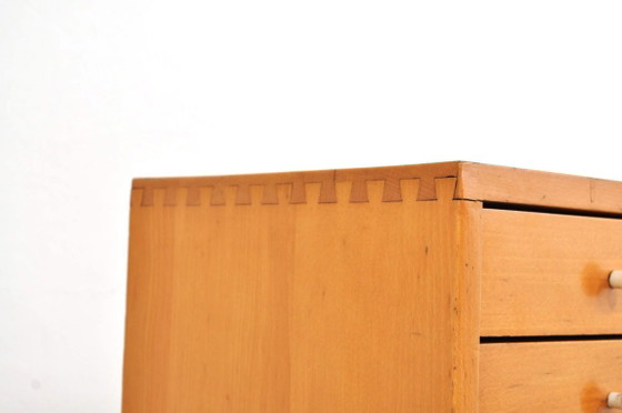 Image 1 of Armario escolar antiguo de madera de haya de la década de 1950.