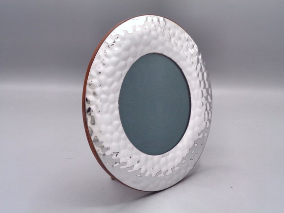 Image 1 of Handgemaakt en gehamerd fotolijstje van verzilverd metaal, 10 cm diameter.