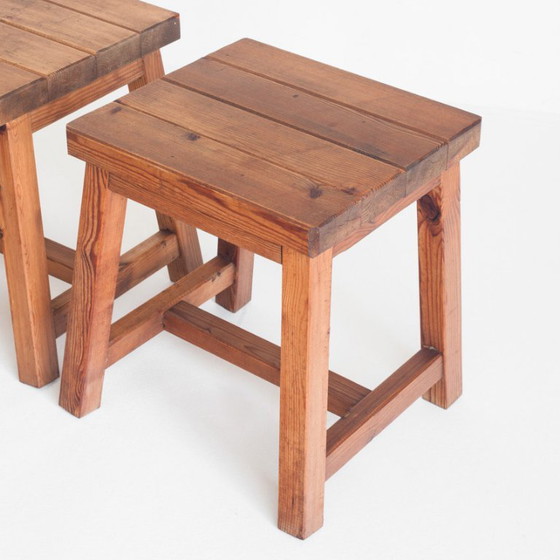 Ensemble de 4 tabourets vintage en pin. France, années 1980. – Wood (photo 7 of 12)