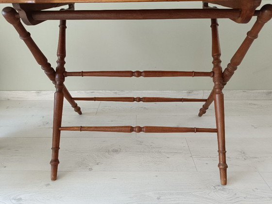 Image 1 of Mesa plegable antigua de madera torneada