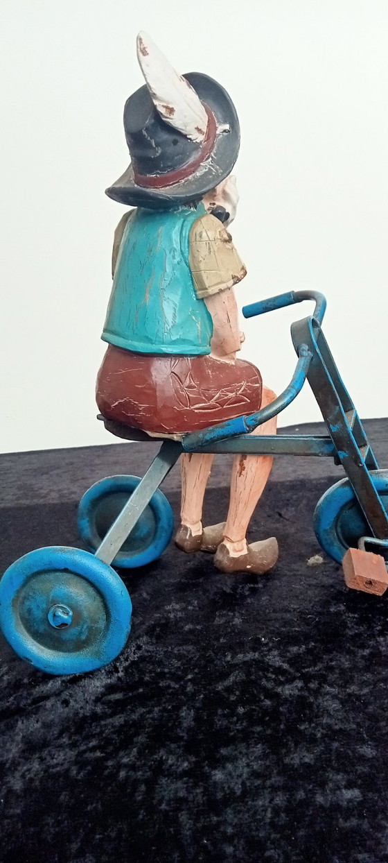 Image 1 of Objet de collection : Statue artisanale de Pinocchio sur un tricycle