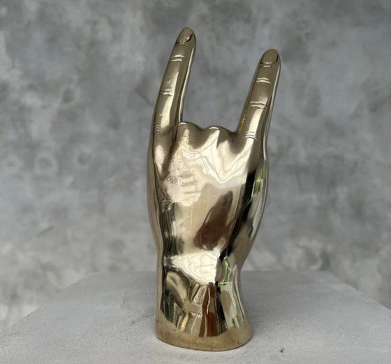 Image 1 of Sculpture en laiton poli faisant le signe de la main « Rock on ».