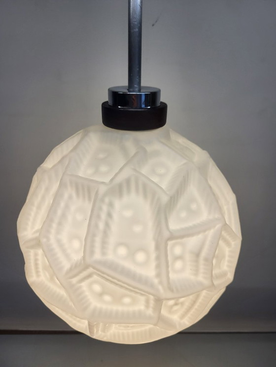 Image 1 of Suspension vintage, probablement Peill & Putzler, en verre opalin à relief, années 1960