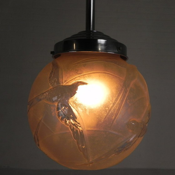 Image 1 of Art Deco hanglamp met geetste glazen bol met meerdere vogels, zwaluwen, jaren 30