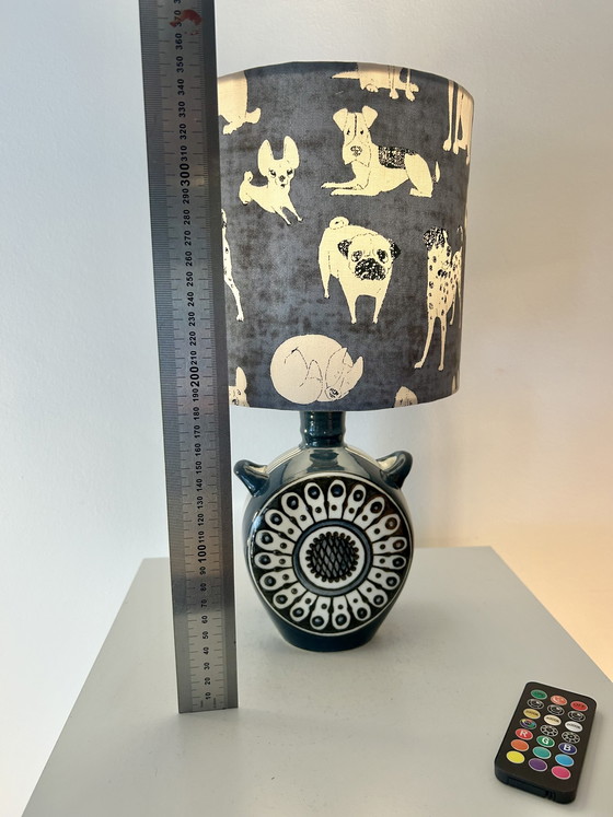 Image 1 of Une lampe de table sans fil très charmante, fabriquée à partir d'un vase en faïence des années 1950/60.