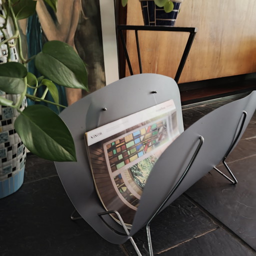 Skulpturaler postmoderner Zeitschriftenständer | Grauer Design-Zeitungshalter