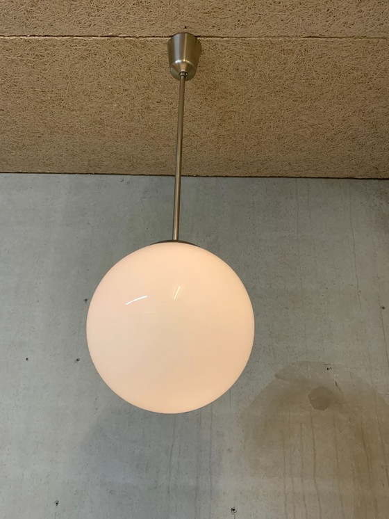 Image 1 of sfera bianca opalina lucida su pendolo in acciaio