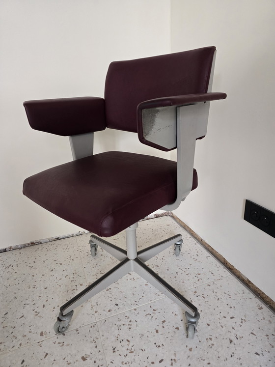 Image 1 of Nederlandse industriele (draai) bureaustoel door Friso Kramer, 1973