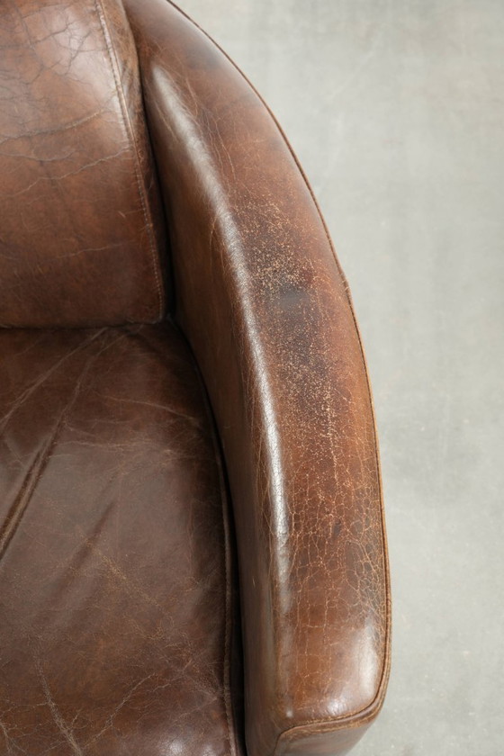 Image 1 of Karaktervolle en stoere donker cognac bruine rundleren Aviator design fauteuil/ armchair met een interessante vorm