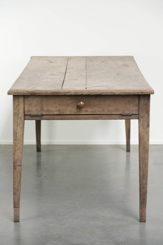 Image 1 of Antiker französischer Esstisch aus grauer Eiche für 6 bis 8 Personen mit Baguetteschublade und wunderschöner Patina.