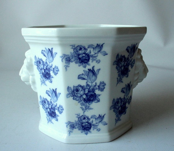 Image 1 of Vaso da fiori in ceramica, blu e bianco con testa di leone - vintage