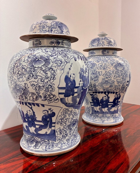 Een paar Chinese porseleinen vazen ​​met deksel in verschillende blauwtinten, met een apocrief Chenghua (photo 9 of 11)