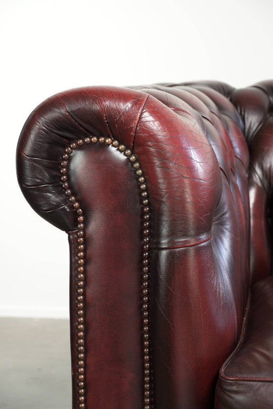 Sofá Chesterfield 2.5 plazas de cuero de buey rojo atemporal con una hermosa pátina – Sofás de 2 plazas (photo 10 of 13)