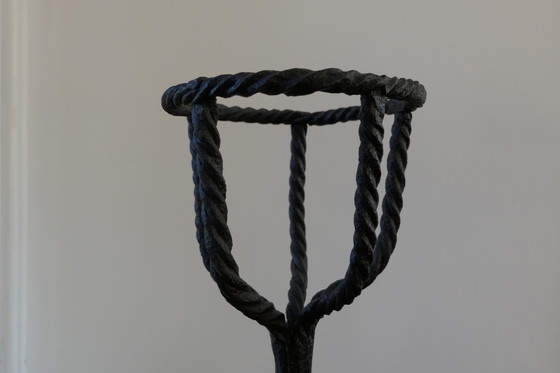 Image 1 of Paire de grands fers à repasser ou boules à feu en fer forgé (Andier)