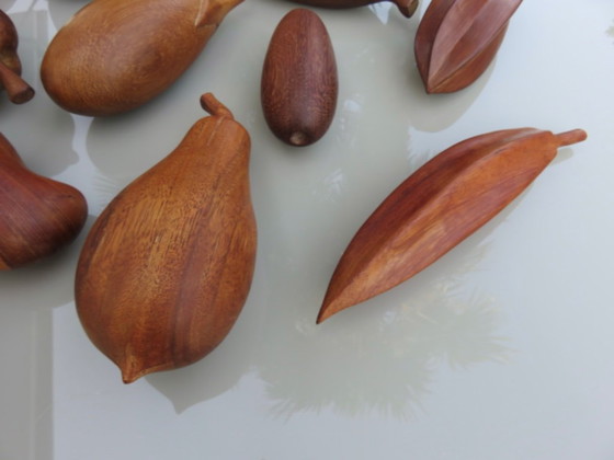 Image 1 of 12 große exotische Früchte aus Holz, 70er Jahre