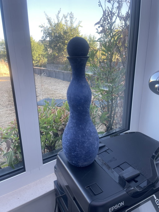Gigantische fles van blauw gemarmerd glas, handgemaakt in Spanje. – decoratieve objecten