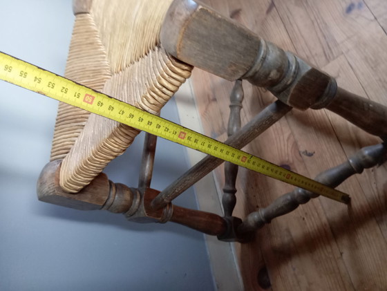 Image 1 of Dreibeiniger Hocker aus geschnitztem Massivholz, Sitzfläche aus Stroh, Neo-Baskischer Stil, Frankreich