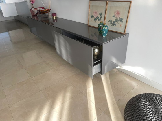 Image 1 of Aparador colgante Interlubke Cube X gris brillante con estantes flotantes