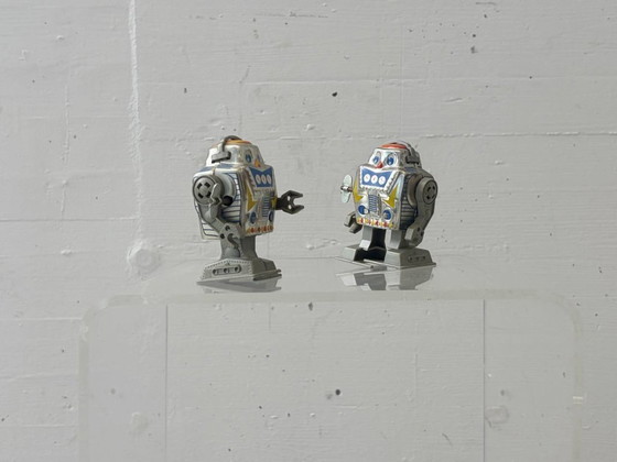 Image 1 of Set di 2 robot argentati a carica manuale, prodotti da Yon, Giappone, anni '60.
