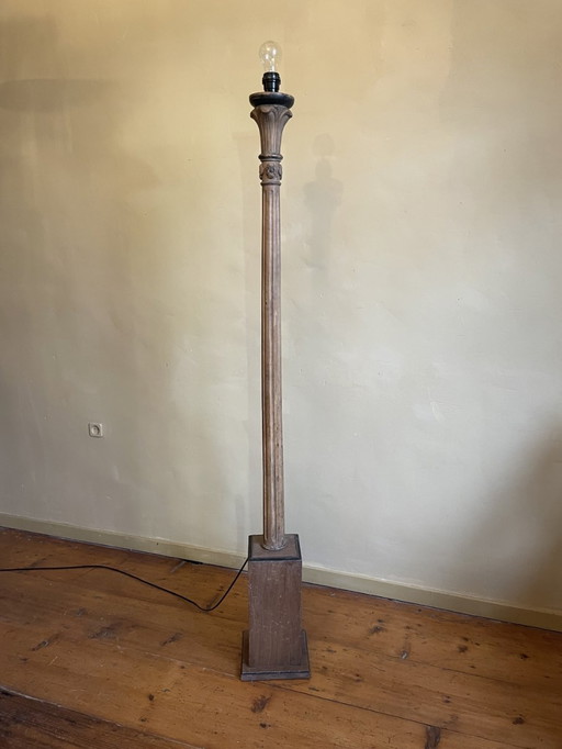 Base de lámpara del siglo XIX con hojas de acanto francesa