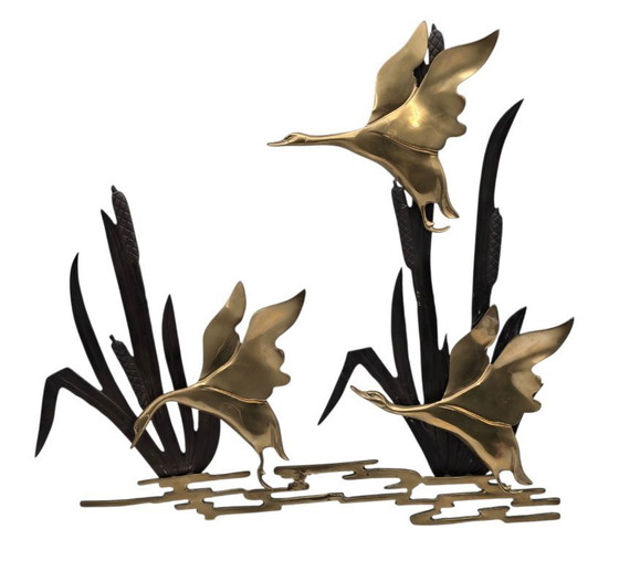Image 1 of Grande sculpture murale vintage en laiton, représentant un vol d'oiseau.