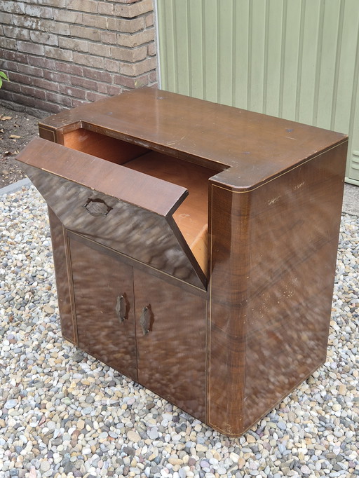 Tocadiscos, plato giratorio y mueble de radio de los años 50