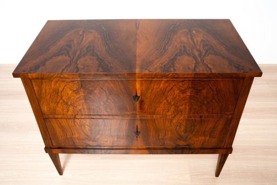 Biedermeier commode met twee lades van notenhout met Franse lakafwerking, Duitsland, circa 1850 – Ladekasten (photo 6 of 15)