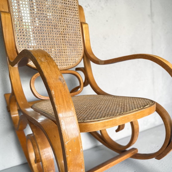Image 1 of Vintage Thonet-stijl gebogen houten schommelstoel – ca. 1970
