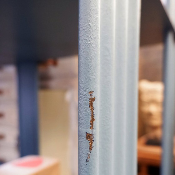 Image 1 of Estantería Strafor de metal pintado, siglo XX