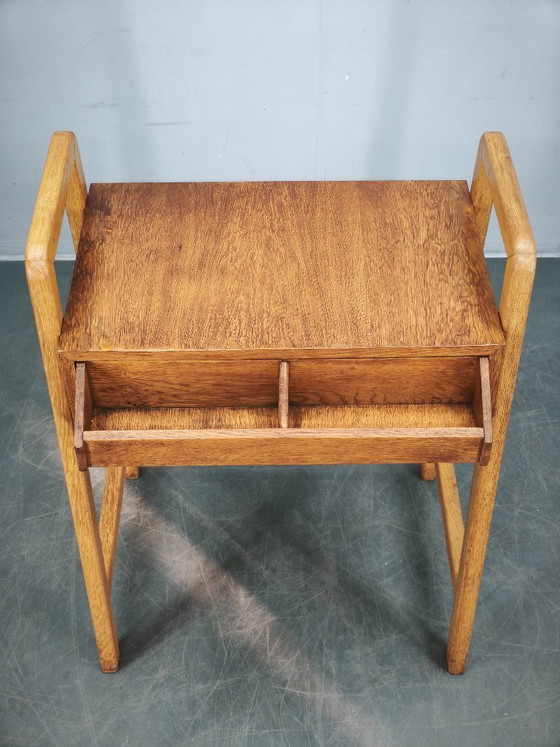 Image 1 of Table d'appoint en chêne tchèque des années 1960 avec tiroir de rangement intégré