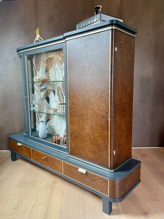 Image 1 of Mobile Art Déco con vetrina in vetro curvo – Restaurato, impiallacciatura in radica, illuminazione