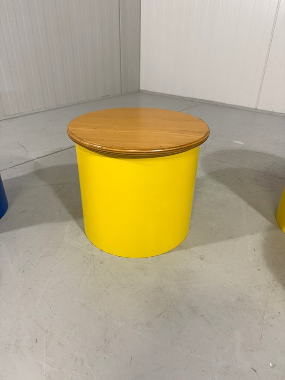 Image 1 of Tables d'appoint et tabourets colorés des années 1980