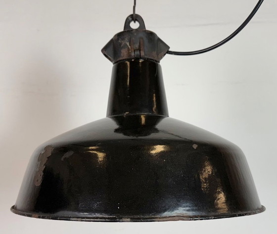 Image 1 of Industriële zwarte geëmailleerde fabriekslamp met gietijzeren bovenkant, jaren 50