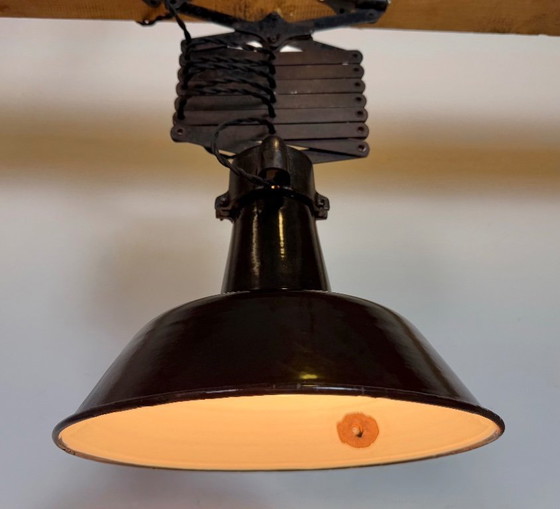 Image 1 of Industriële zwarte emaille schaarplafondlamp, jaren 30