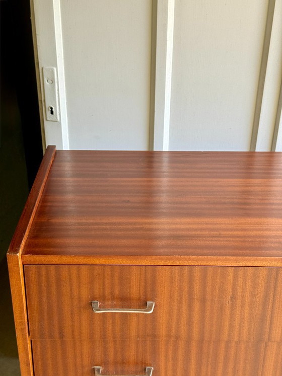 Kirschfarbene Holzkommode – Kommoden, Metal, Wood (photo 18 of 18)