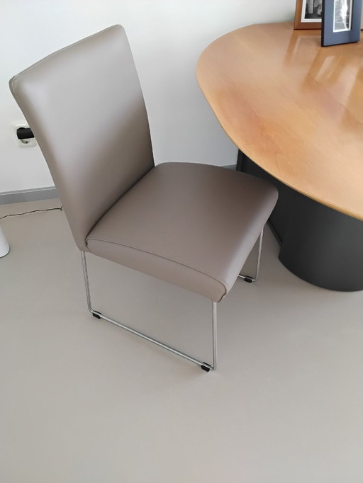 4 sedie da pranzo Punto. Rivestimento Toledo in pelle e base in acciaio inossidabile.