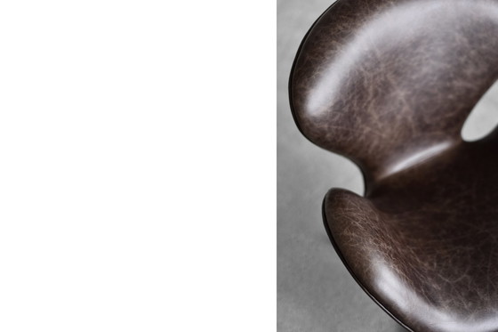 Image 1 of Mid-Century Danish Modern Brown Leather Swan Chair by Arne Jacobsen for Fritz Hansen, 1958
