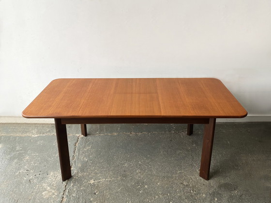 Image 1 of Mesa de comedor de estilo moderno de mediados de siglo, rara, de la década de 1960, con diseño en forma de G y patas en ángulo.