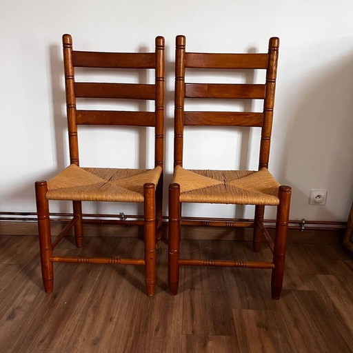 Paar houten stoelen