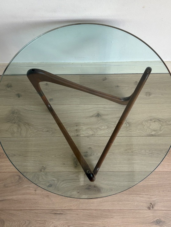 Image 1 of Tavolo rotondo in vetro e noce del Medioevo, California, anni 2000