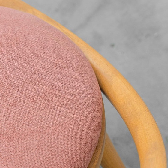 Image 1 of POLTRONA VINTAGE IN LEGNO CURATO CON RIVESTIMENTO ROSA – DESIGN SCANDINAVO DEGLI ANNI '60
